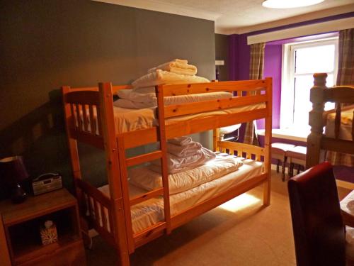 Двухъярусная кровать или двухъярусные кровати в номере Argyll Hotel