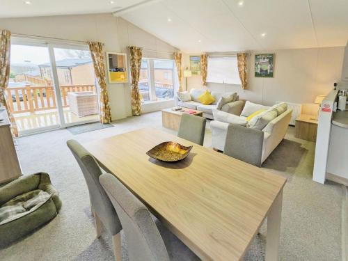 a living room with a table and a couch at Mollys Lodge in Ryde