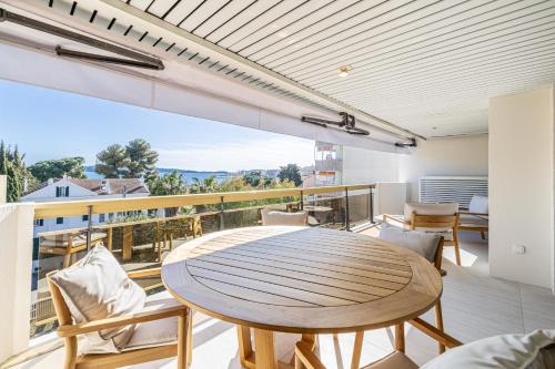 une salle à manger avec une table et des chaises sur un balcon dans l'établissement REF 1980 - Cannes palm Beach sea view, à Cannes