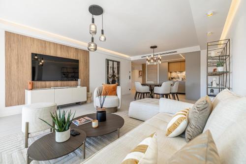 un salon avec un canapé et une table dans l'établissement REF 1980 - Cannes palm Beach sea view, à Cannes