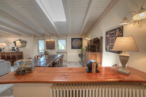 a living room with a table with a lamp on it at Villetta La Foresteria in Verbania