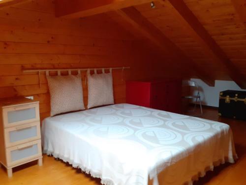 una camera da letto con un letto in una stanza di legno di Castoro holiday a Torgnon