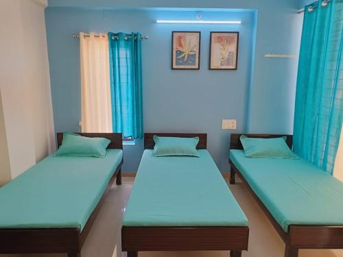 Postel nebo postele na pokoji v ubytování fully furnished PG in vadodara