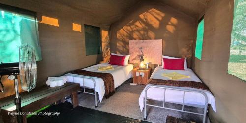 Postel nebo postele na pokoji v ubytování NDZUTI BUSH CAMP