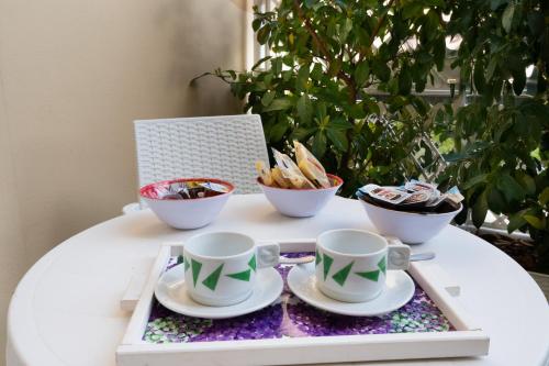 een dienblad met bekers en kommen op een tafel bij Girasole room Sperlongaresort in Sperlonga