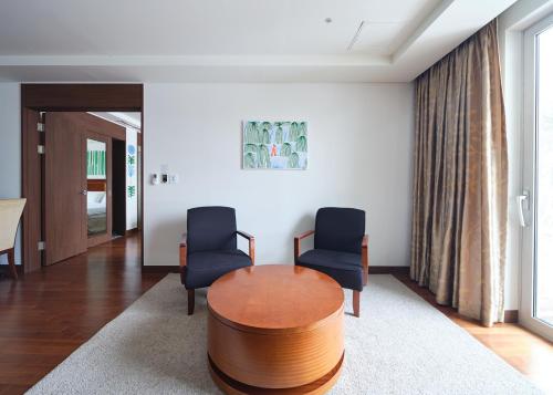 Χώρος καθιστικού στο Pocheon Adonis Hotel