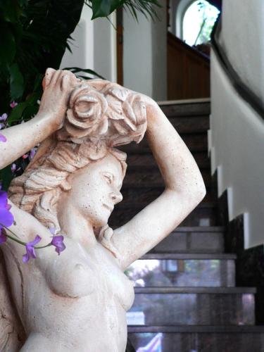 a statue of a woman with her hands on her head at Hotel la Maggioressa in Ischia