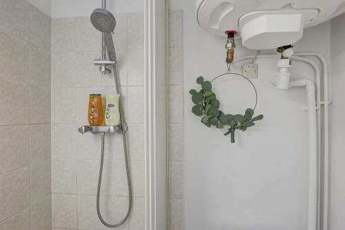une douche avec pommeau de douche dans une salle de bain dans l'établissement Le bohème créatif - Gare de Tours, à Tours