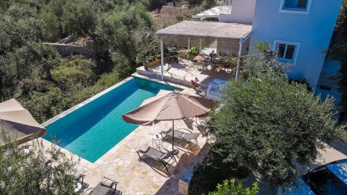 an overhead view of a swimming pool with umbrellas at Island Breeze Villa in Bogdanátika