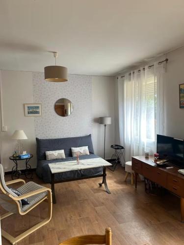 un salon avec un canapé et une table dans l'établissement Appartement de 45 m2 dans maison individuel, à Perpignan