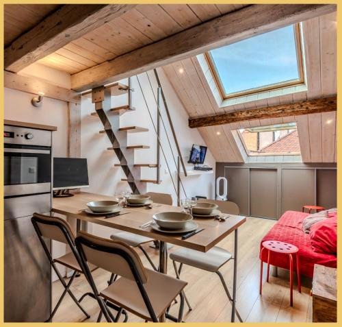 une cuisine et une salle à manger avec une table et des chaises dans l'établissement Le Refuge du Château I Annecy, à Annecy