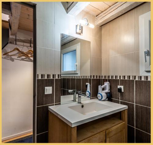 une salle de bain avec un lavabo et un miroir dans l'établissement Le Refuge du Château I Annecy, à Annecy