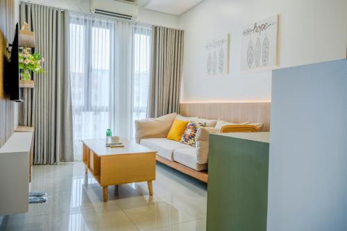 una sala de estar con un sofá y una mesa en Sapphire Seaview Park Suites near Okada, Solaire, MOA, NAIA Airport, Bayview, en Manila