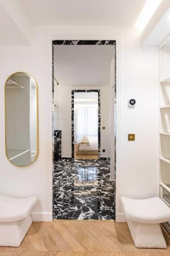 un couloir avec un miroir et une chambre dans l'établissement Chic house - 3BR 8P - Ternes Arc de Triomphe, à Paris