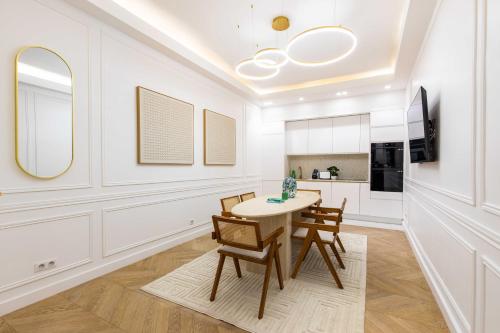 - une cuisine avec une table à manger et des chaises dans l'établissement Chic house - 3BR 8P - Ternes Arc de Triomphe, à Paris