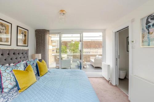 ロンドンにあるExtra Large Luxury Hyde Park Villa by Mayfairのベッドルーム(青いベッド、黄色い枕付)