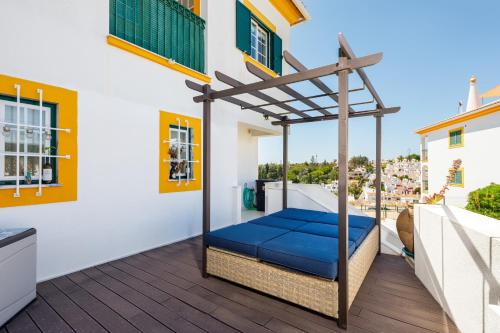 Schlafzimmer mit einem Bett auf einem Balkon in der Unterkunft Colina Verde G - Charming 1-Bedroom Townhouse in Carvoeiro