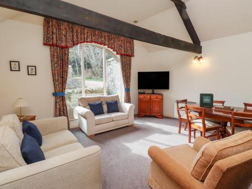 sala de estar con muebles y comedor en The Columbine, en Wooler