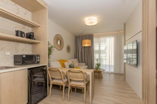 Kuchyň nebo kuchyňský kout v ubytování The Mediterranean Suites