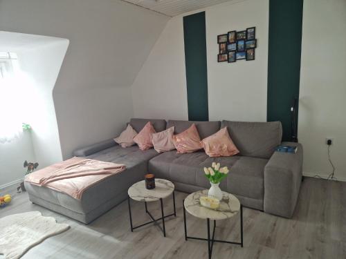 a living room with a couch and two tables at Wunderschöne & Moderne 60m2 Wohnung in Judenburg