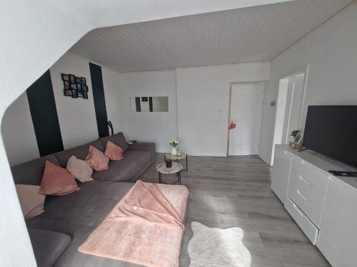 a living room with a couch and a flat screen tv at Wunderschöne & Moderne 60m2 Wohnung in Judenburg