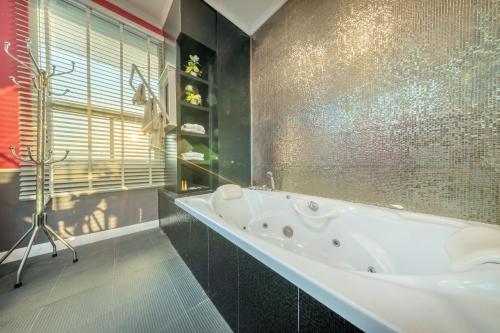 Ένα μπάνιο στο SHIN Hotel V-ONE Korat