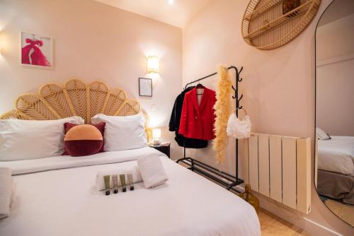une chambre avec un grand lit avec des draps blancs dans l'établissement Vivez le Paris d'Emily In Paris, à Paris