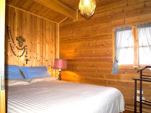a bedroom with a bed in a log cabin at Chalet Tradizionale con bel giardino in Champoluc