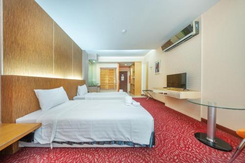 SHIN Hotel V-ONE Koratにあるベッド