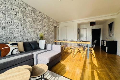 un salon avec un canapé et une table dans l'établissement 5-room apartment in the heart of the city center, à Caen