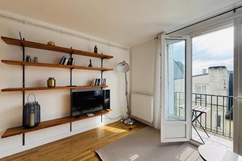 Il comprend un salon doté d'une télévision et d'un balcon. dans l'établissement 5-room apartment in the heart of the city center, à Caen