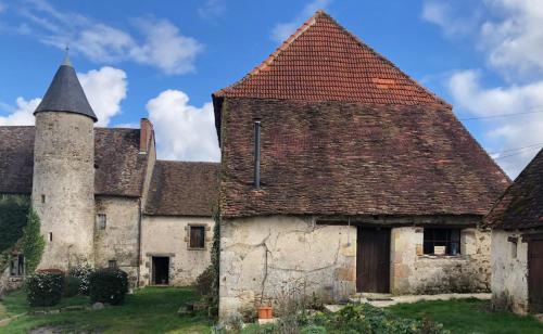 an old building with a turret and a castle at Chateau Mareuil in Brigueuil-le-Chantre