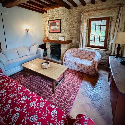 un salon avec un canapé et une table dans l'établissement CHATEAU DE MONFREVILLE, à Monfréville