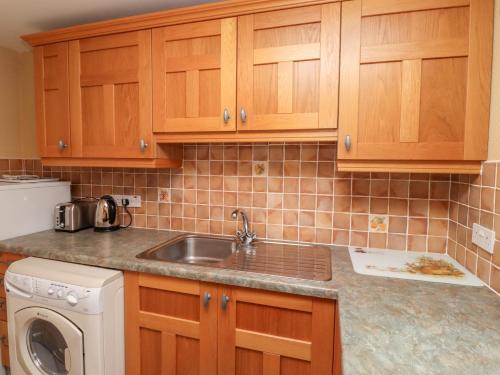 Kuchyň nebo kuchyňský kout v ubytování Ivy Cottage