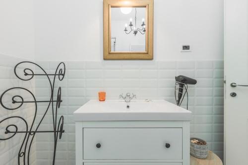 Ένα μπάνιο στο Piazza Oberdan-Carducci Elegant Apartment