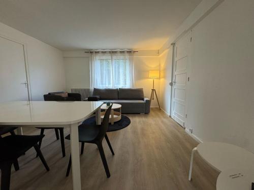 Photo de la galerie de l'établissement Maison Meyzieu terrasse parking stade-ldlc-eurexpo, à Meyzieu