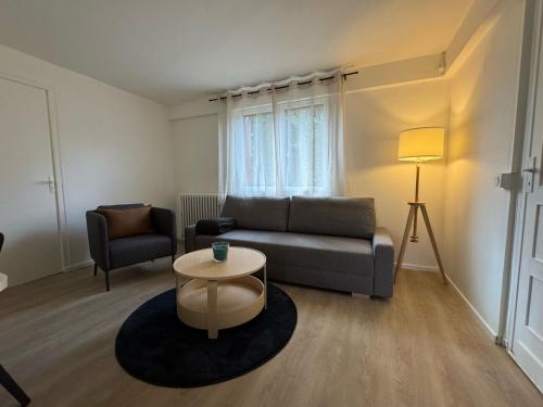 Photo de la galerie de l'établissement Maison Meyzieu terrasse parking stade-ldlc-eurexpo, à Meyzieu