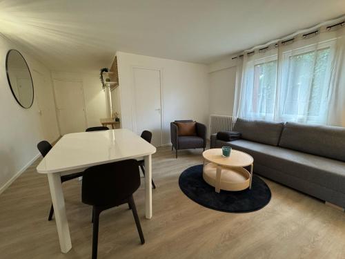 Photo de la galerie de l'établissement Maison Meyzieu terrasse parking stade-ldlc-eurexpo, à Meyzieu