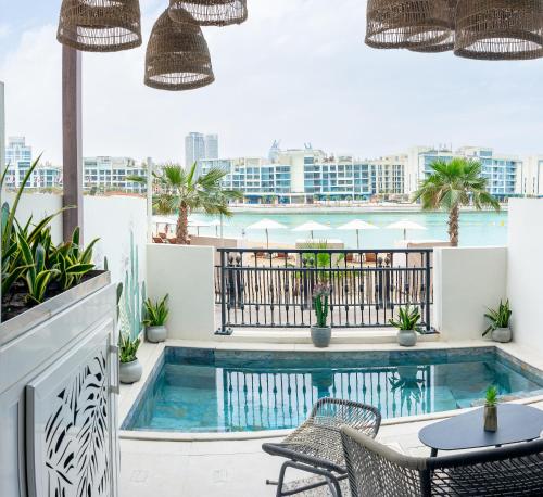 Piscina di The Townhouses The Pearl o nelle vicinanze