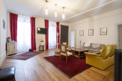 un salon avec un canapé et une table dans l'établissement Le Mozart, à Nancy