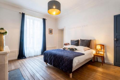 une chambre avec un lit avec une couette bleue dans l'établissement Le Mozart, à Nancy