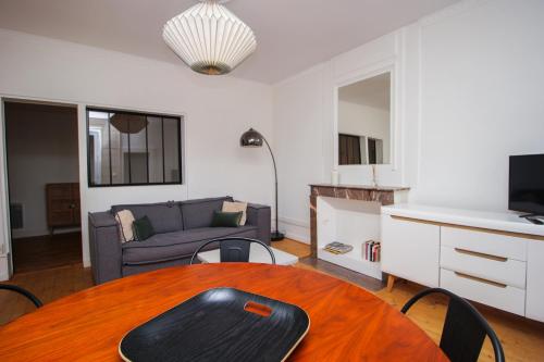 un salon avec une table et un canapé dans l'établissement La Terrasse hyper centre près des Halles, à La Rochelle