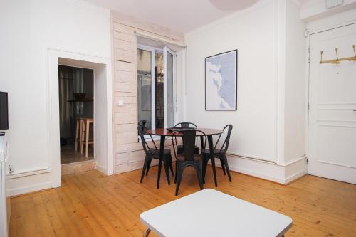 une salle à manger avec une table et des chaises dans l'établissement La Terrasse hyper centre près des Halles, à La Rochelle