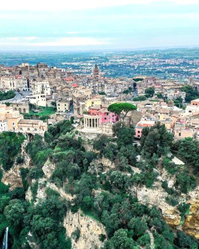 an aerial view of a city on a mountain at Appartamento Tramonto su Roma in Tivoli