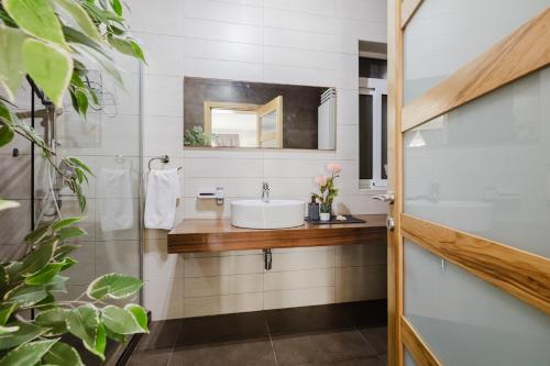 Un baño de Family Duplex Apartment W Shared Pool By Homely