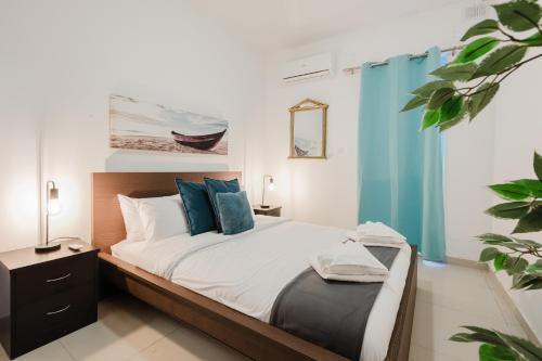 Una cama o camas en una habitación de Family Duplex Apartment W Shared Pool By Homely