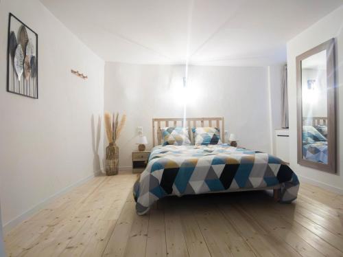 une chambre avec un lit et un parquet dans l'établissement Appartement 35m2, à Montpezat-sous-Bauzon