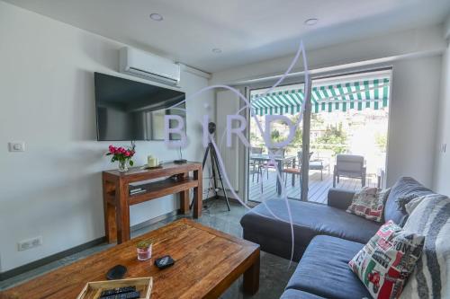 un salon avec un canapé et une table dans l'établissement Beautiful apartment in the heart of Cannes' little Juas, à Cannes