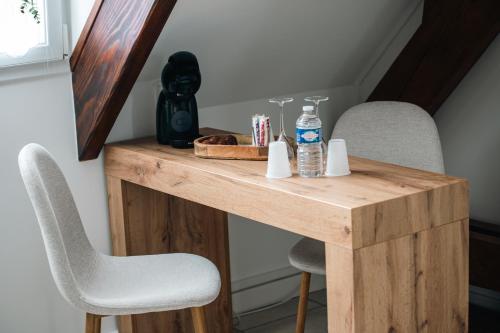 a wooden table with two chairs and a sink at Rêve Champenois Chambres d'Hôtes in Rilly-la-Montagne
