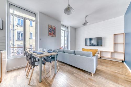 un salon avec un canapé et une table dans l'établissement Appartement Antonin - Welkeys, à Villeurbanne